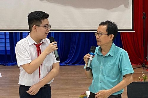 Truyền thông về tác hại của thuốc lá và HIV cho hơn 500 học sinh
