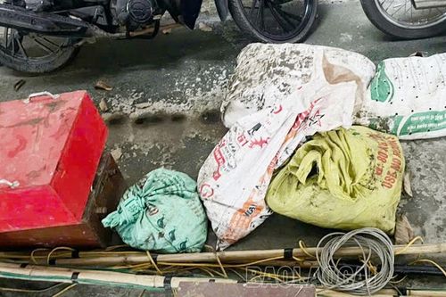 Bắt quả tang 2 đối tượng dùng kích điện bắt cá trên sông Hồng