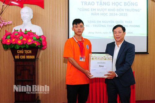 Báo Ninh Bình trao tặng 2 suất học bổng 'Cùng em vượt khó đến trường'