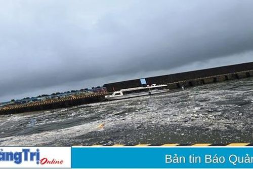 Cồn Cỏ: Khắc phục tình trạng rác thải đại dương dạt vào đảo sau bão số 6
