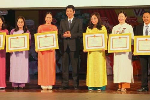 Nhiều tập thể, cá nhân được Bộ trưởng Bộ VH,TT&DL tặng bằng khen