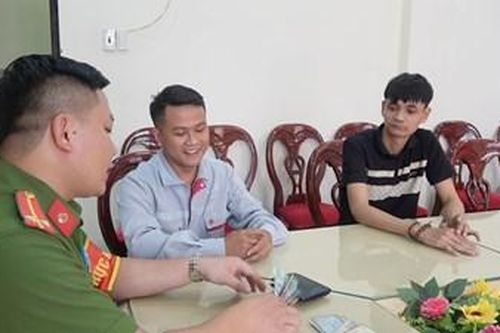 Công an TP. Huế trả lại tài sản cho người đánh rơi