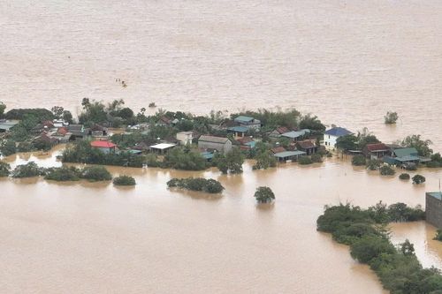 Quảng Bình: Nhiều tuyến giao thông tê liệt vì ngập, xuất hiện 10 điểm sạt lở