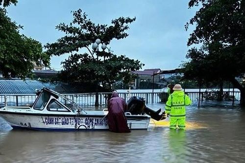 Công an Quảng Bình trắng đêm giúp dân chạy lũ