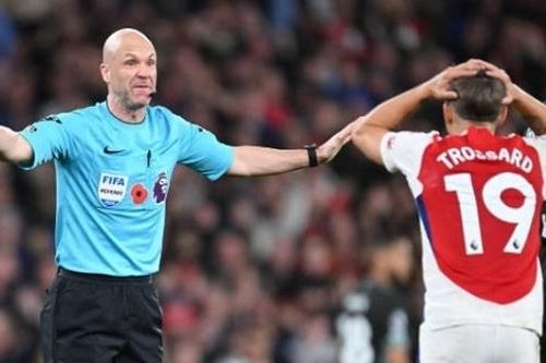 Cổ động viên Arsenal 'tố' trọng tài làm mất chiến thắng trước Liverpool