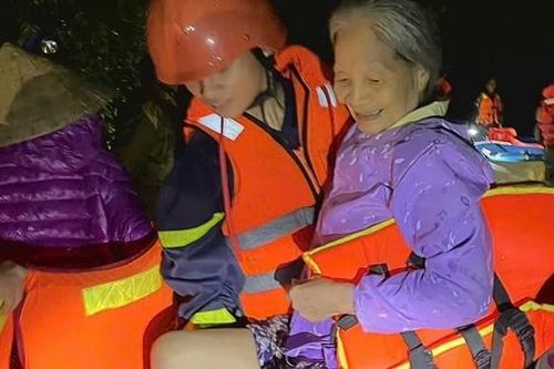 Quảng Trị: Nhiều tuyến giao thông hư hỏng, người dân được di dời khẩn cấp