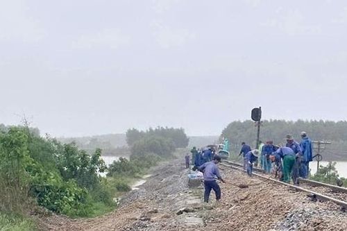 Đường sắt tiếp tục chạy tàu, chuyển tải hành khách qua Quảng Trị