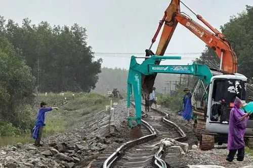 Bão Trami làm xói đường, dịch chuyển ray tàu ở Quảng Trị