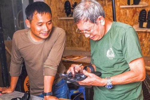 Người nghệ nhân chế tác dép cao su Bác Hồ