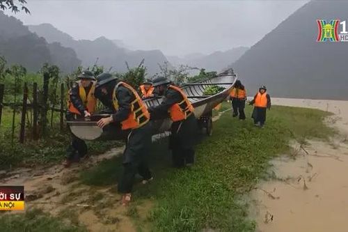 Bộ đội Biên phòng Quảng Bình giúp dân trong mưa lũ