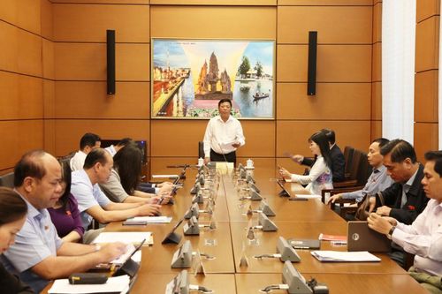 Đoàn đại biểu Quốc hội tỉnh thảo luận tại tổ về Dự án Luật sửa đổi, bổ sung một số điều của Luật Sĩ quan Quân đội nhân dân Việt Nam
