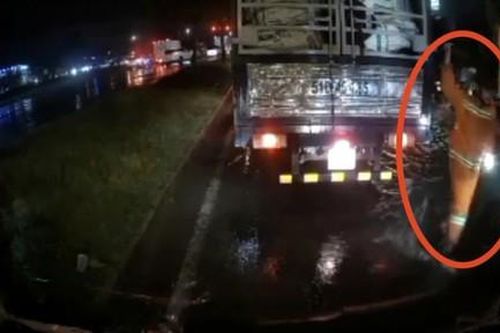 TPHCM: Tài xế xe thu gom rác đập bể gương chiếu hậu taxi vì mâu thuẫn