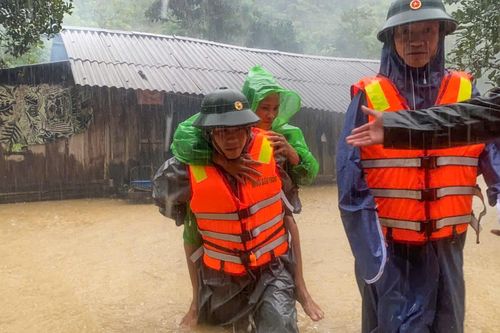 Nước lũ bủa vây, người dân miền Trung hối hả chạy lụt