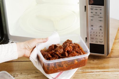 Có nên quay hộp nhựa trong lò vi sóng?