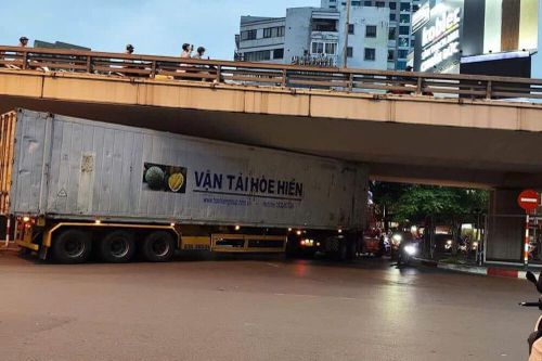 Đi theo Google map, tài xế xe container mắc kẹt dưới gầm cầu vượt Ngã Tư Sở