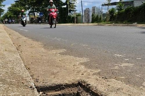 Nhiều tấm chắn rác ở phường Phúc Đồng (Long Biên) bị mất