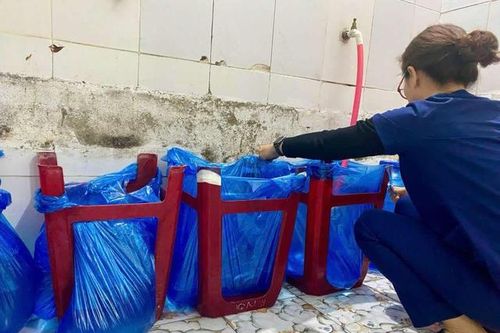 Bác sĩ Quảng Bình nảy sáng kiến tích trữ nước sạch để phục vụ bệnh nhân trong lũ lụt