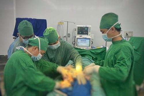 Nhiễm trùng, hoại tử chân, tay vì đắp lá cây vào vết thương