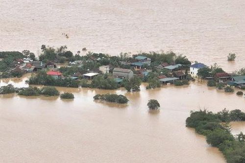 Vùng trũng Quảng Bình chìm trong biển nước