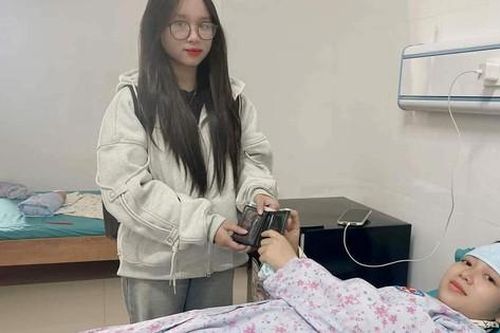 Nhặt được 10 triệu của bệnh nhân đánh rơi trong viện, nữ sinh lớp 10 tìm người trả lại