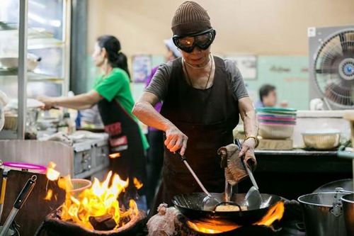 Jay Fai - chủ quán ăn Michelin sắp nghỉ hưu, du khách tới Bangkok 'hốt cú chót'