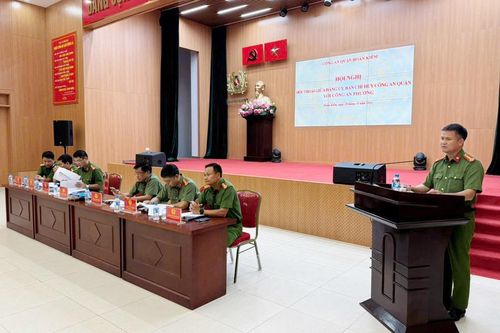Ban chỉ huy Công an quận Hoàn Kiếm đối thoại với Công an 18 phường