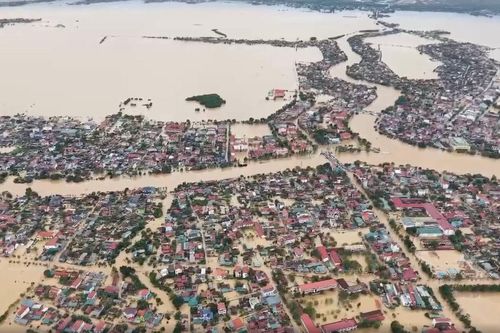 Hơn 32.000 nhà dân ở Quảng Bình bị ngập sâu trong lũ, bốn người chết