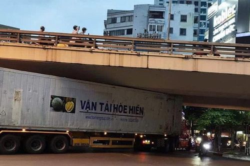 Tước bằng lái tài xế xe container mắc kẹt dưới gầm cầu Ngã Tư Sở