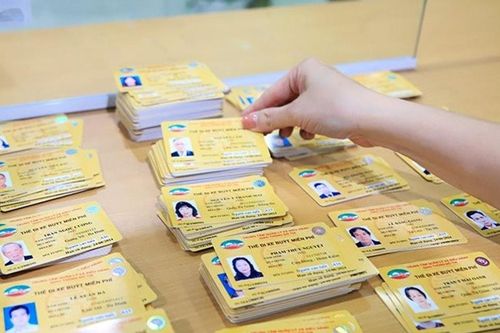 Hà Nội cấp thẻ xe buýt miễn phí dành cho người cao tuổi, người có công thời hạn vĩnh viễn