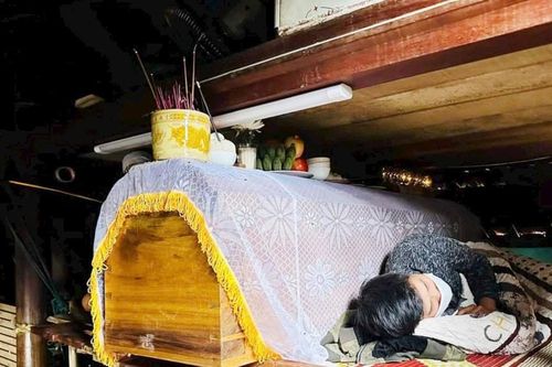 Quảng Bình: Xót xa cảnh kê quan tài người mất lên sát mái nhà 3 ngày chờ lũ rút