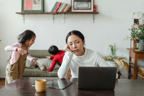 Con không đi học, cha mẹ Nhật suy kiệt vì phải nghỉ việc chăm con