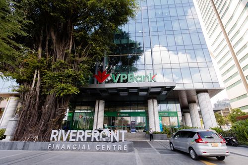 VPBank lãi cao nhất 2 năm, FE Credit có lãi trở lại