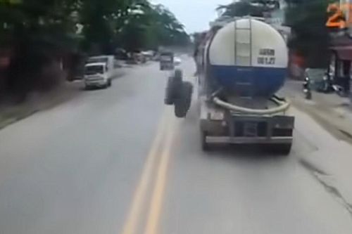 Cặp bánh xe rơi khỏi xe bồn, lăn nhiều vòng giữa đường