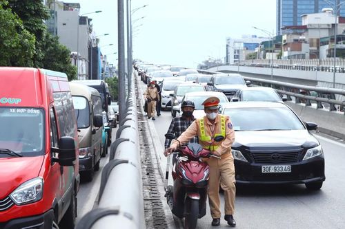 CSGT Hà Nội tập trung xử lý vi phạm tại các điểm đen ùn tắc
