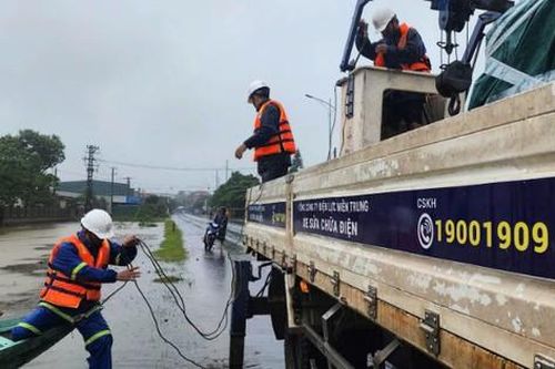 Trên 646.000 khách hàng các tỉnh miền Trung được cấp điện trở lại sau bão số 6