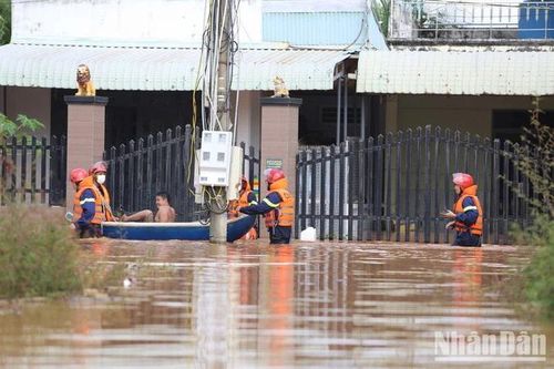 Đồng Nai: Huy động lực lượng hỗ trợ người dân bị ngập nặng ở Biên Hòa