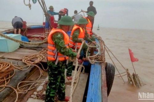 Chìm tàu cá của ngư dân, việc trục vớt gặp nhiều khó khăn