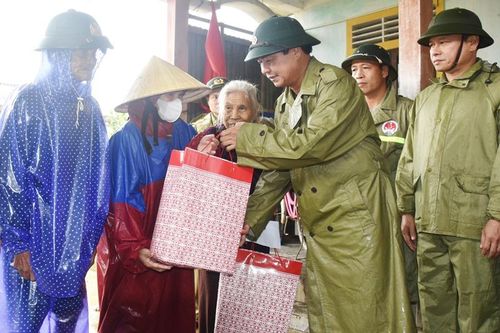 Chủ tịch tỉnh Quảng Trị kiểm tra tình hình khắc phục hậu quả lũ lụt