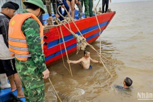 Lai dắt vào bờ thành công tàu cá ngư dân tỉnh Thái Bình bị chìm trên biển