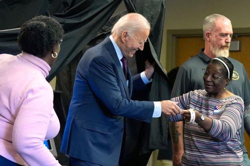 Tổng thống Mỹ Joe Biden bỏ phiếu sớm
