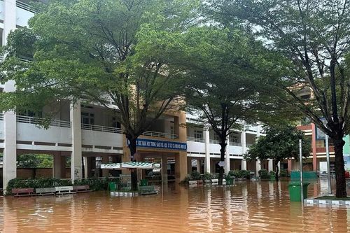 Đồng Nai: Mưa lũ gây ngập sân trường, hơn 2.600 học sinh phải nghỉ học