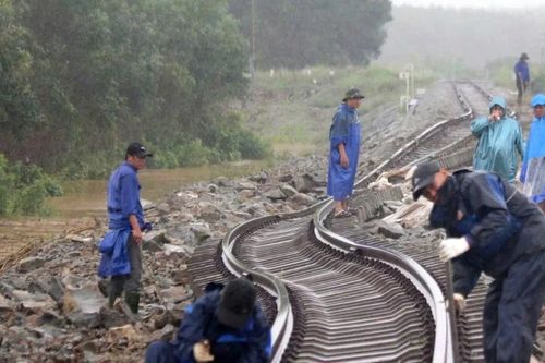 Kéo đường ray xê dịch về vị trí cũ, thông tuyến đường sắt Bắc – Nam
