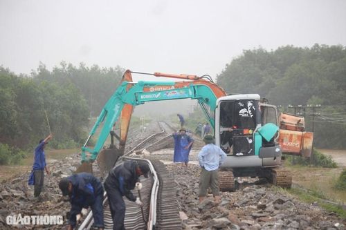 Sạt lở đường sắt ở Quảng Trị, 150 công nhân dầm mưa khắc phục