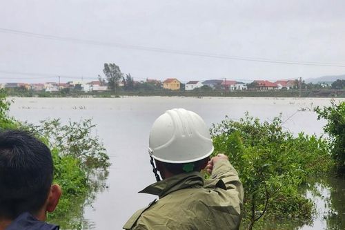 Quảng Bình: Người đàn ông bị nước lũ cuốn trôi khi đi thả lưới