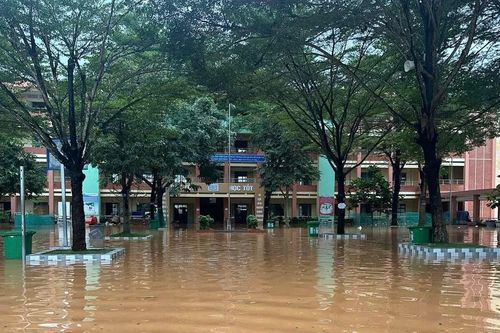 Đồng Nai: Nước lũ tràn vào trường khiến hơn 2.600 học sinh phải nghỉ học