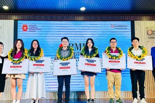 7 học sinh nhận học bổng RMIT Việt Nam trị giá hơn 4 tỉ đồng