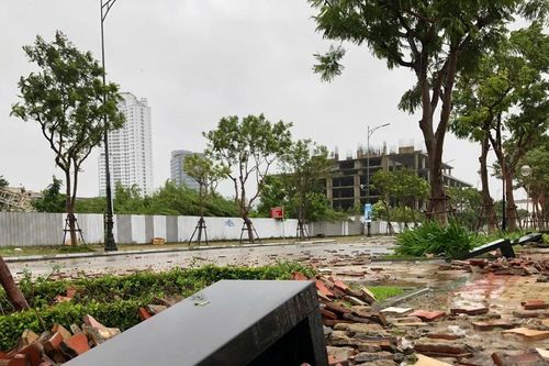 Đổ bê tông vỉa hè đường Như Nguyệt - Đà Nẵng để chống sóng đánh vỡ