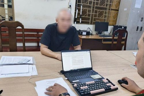 Tài xế 'phóng' ô tô chạy trốn công an khi cửa xe đang mở