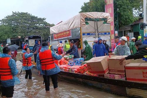 Hàng cứu trợ bắt đầu vào vùng 'rốn lũ' Quảng Bình