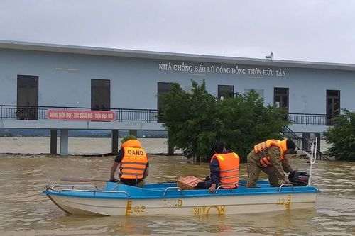 Những chuyến hàng cứu trợ đầu tiên đến vùng 'ốc đảo' của tỉnh Quảng Bình